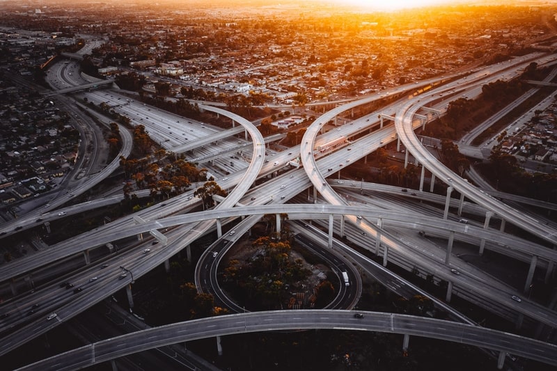 Ein nahezu verkehrsfreies Autobahnkreuz in Los Angeles.